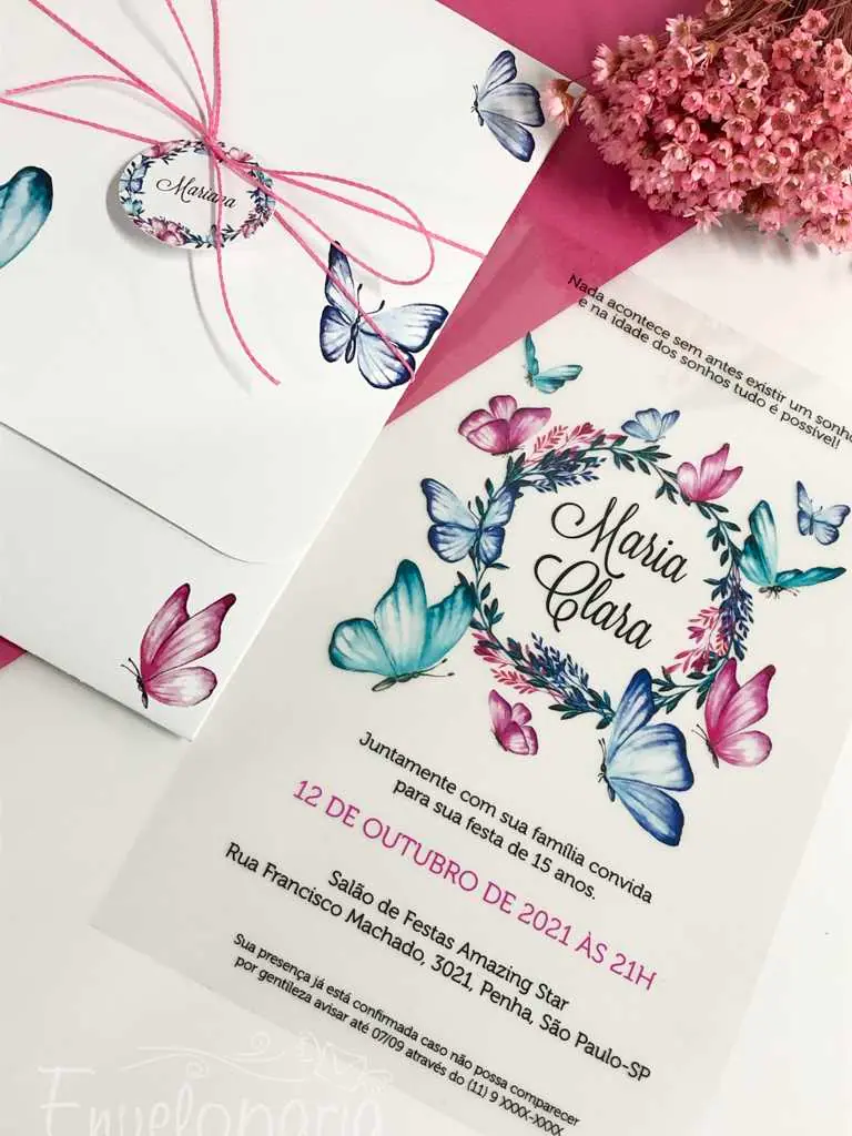 Convite de 15 Anos tema borboletas, envelope personalizado com borboletas e laço rosa.