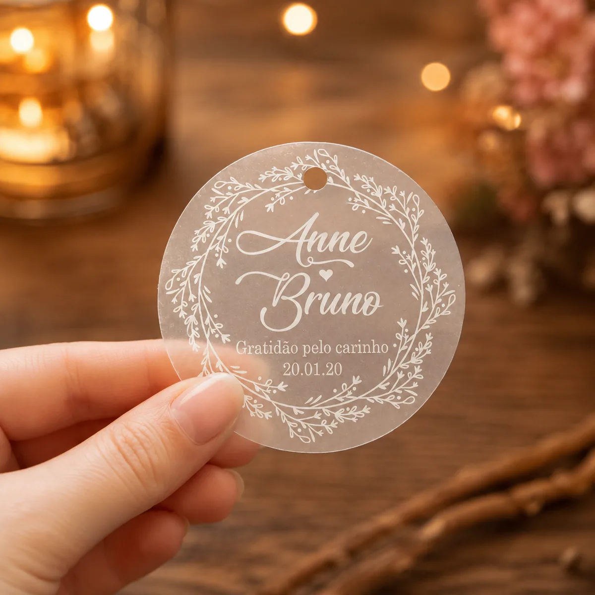 Com 4,5 cm de diâmetro, ela possui tamanho ideal para valorizar embalagens, saquinhos, caixas, convites e presentes personalizados.